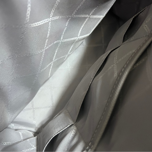 Micheal Kors Voyager Tote Bag - Picture 9 of 13